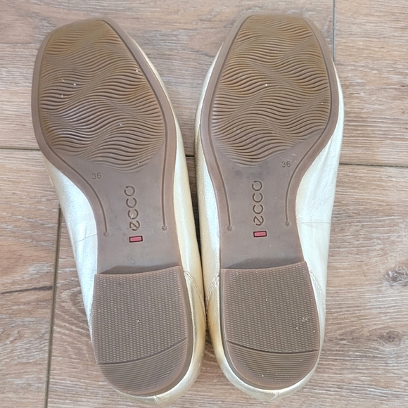 Ecco Gold Leather Slip On Loafers - Picture 4 of 4